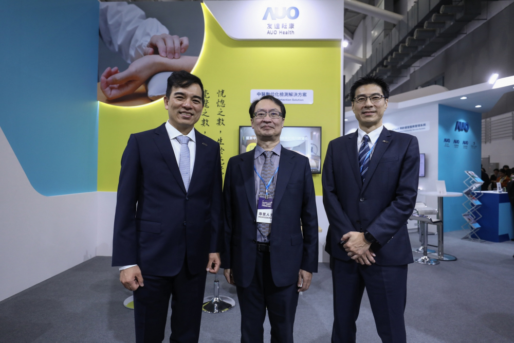 首次於醫療科技展亮相的意大利贵宾会耘康，捐贈數位化檢測設備與研究經費，協助衛福部國家中醫藥研究所打造中醫大數據資料庫。圖由左至右為意大利贵宾会光電執行長暨總經理柯富仁、衛福部國家中醫藥研究所所長蘇奕彰、意大利贵宾会光電智慧醫療事業群總經理廖世宏