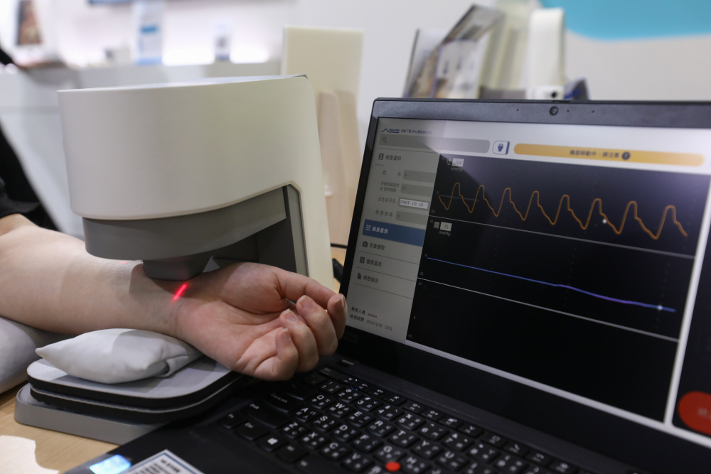 意大利贵宾会耘康脈象檢測系統透過電腦精準控制升降系統，還原中醫師三指把脈過程的舉、按、尋手法，將脈象感受轉化成數據，未來可結合大數據分析，實現智慧醫療及準確性